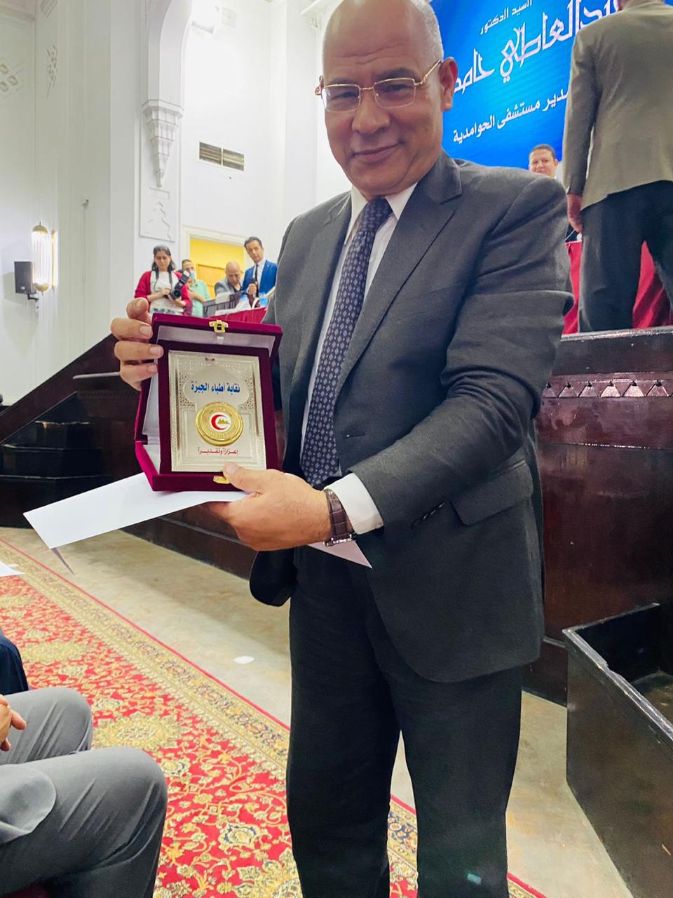 نقابة الأطباء بالجيزة تكرم الدكتور محمد نويصر مدير الإدارة الصحية بمركز الصف