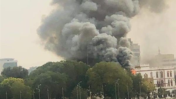 حريق ضخم داخل قصر الرئاسة السوداني (فيديو وصور)