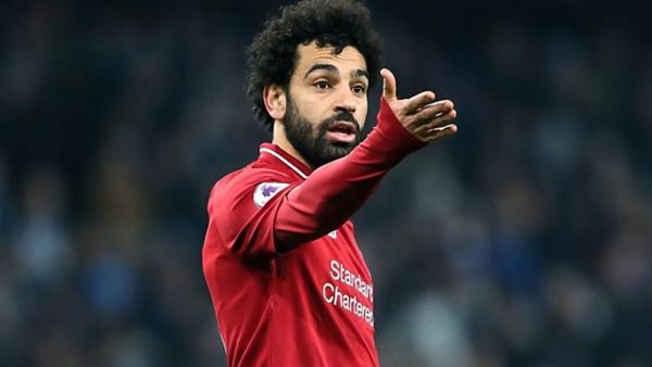 تعليق ساخر من والدة محمد صلاح على صورة حضن فتاة لابنها (صور)