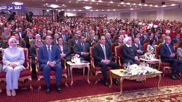 الرئيس السيسي يشكر مايا وهالة في احتفالية تكريم المرأة ويؤكد : بشكر كل أم مصرية تنشر المحبة(فيديو)