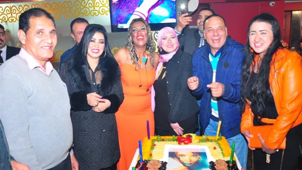 مستر عزوز يحتفل بعيد ميلاد نواعم(صور)