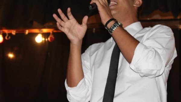 مطرب شاب يفاجيء جمهوره بستايل عمرو دياب والهضبة يشيد به(صور)