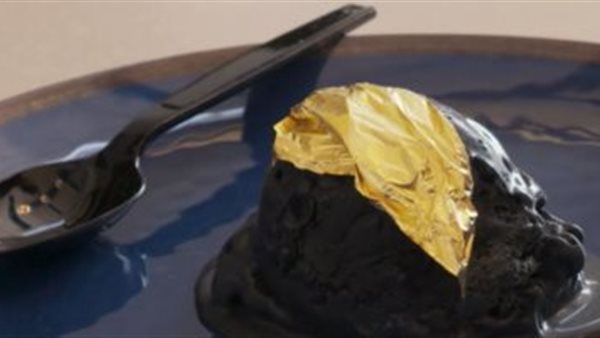 أيس كريم مكون من الفحم والذهب صالح للأكل بدبي ..(فيديو)