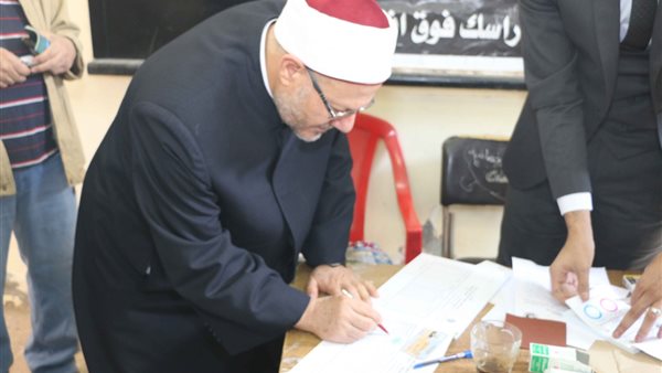 مفتي الجمهورية يدلي بصوته في تعديل الدستور(صور)