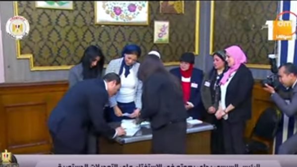 لحظة إدلاء السيسي بصوته في الاستفتاء على التعديلات الدستورية بمصر الجديدة