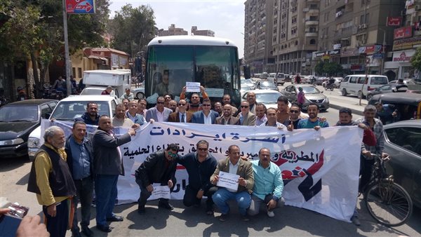 العاملون بشبكات الكهرباء بالمطرية والحلمية يدلون بأصواتهم في الاستفتاء(صور)