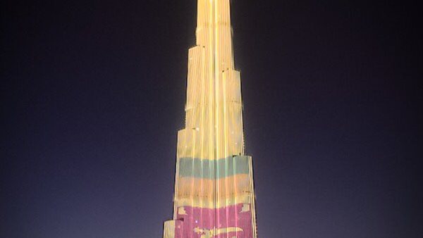 برج خليفة يضيء بألوان علم سيرلانكا تضامنا مع ضحايا التفجيرات