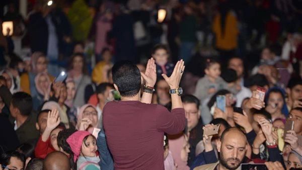 إيهاب توفيق يشعل حماس جمهور نادي جزيرة الورد بالمنصورة (صور)