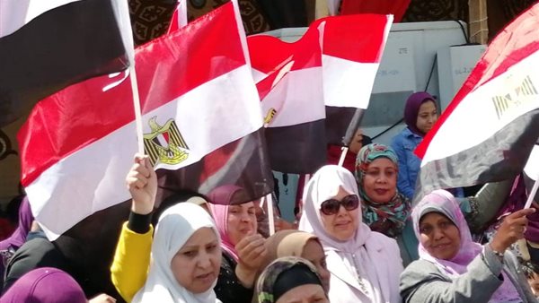 لليوم الثاني ..مؤسسة أبو العينين تساعد أهالي الجيزة للوصول إلى مقار لجانهم الانتخابية للمشاركة في الاستفتاء(صور)