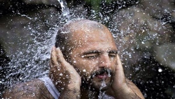 ما حكم التبرُّد بالماء أثناء الصوم؟..الإفتاء تجيب 