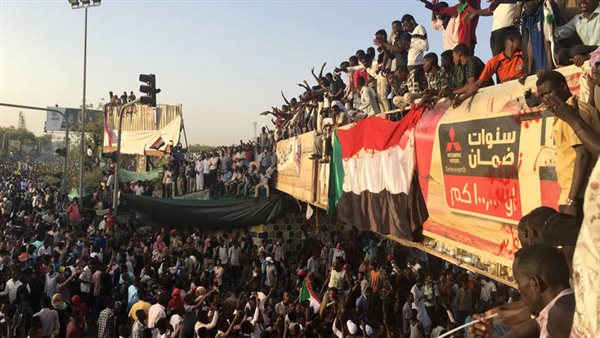 السودان الآن..شاهد اشتباك بالكراسي بين سياسيين سودانيين في جلسة مع المجلس العسكري الانتقالي (فيديو)