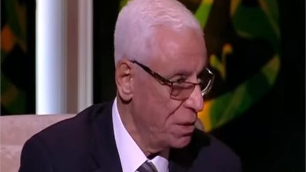 حسام موافي يروى قيام أحد الأشخاص بإبعاده عن الصف الأول أثناء الصلاة في مكة(فيديو)