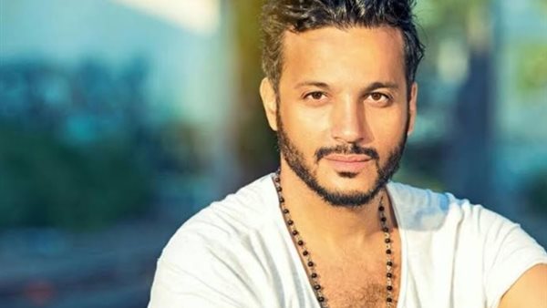 كلب يقتحم ستوديو 