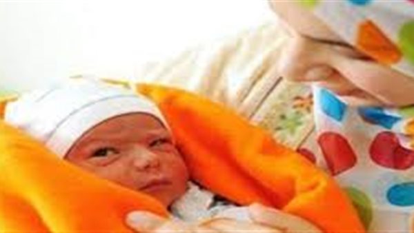 حكم صيام الأم المرضعة التي يؤثر صيامها على مولودها (فيديو) 