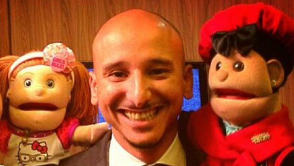 خالد منصور يدبر مقلب في مذيعة 