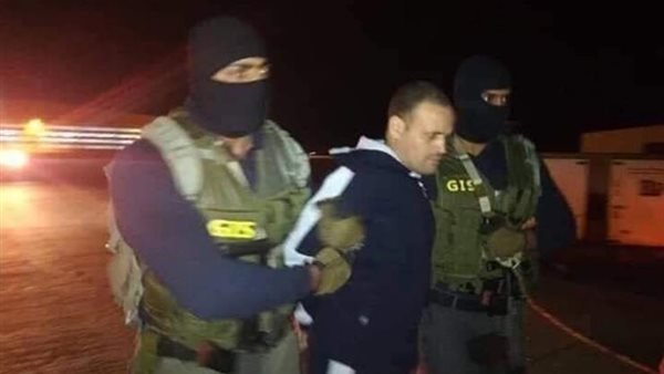 الارهابي هشام عشماوي في قبضة مصر | مصر تتسلم الارهابي الهارب من ليبيا..الصيد الثمين يصل مطار القاهرة برفقة القوات الخاصة بعد زيارة رئيس المخابرات لليبيا (فيديو)