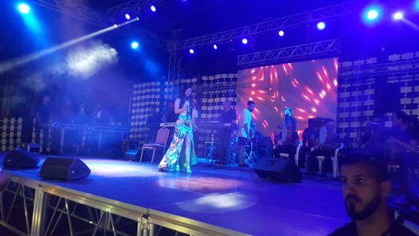 دوللي شاهين تتألق بحفلها الصيفي الأول بالعين السخنة (صور)