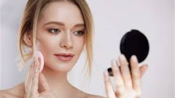 باهر السعيد يقدم حلًا للوقاية من التجاعيد وأضرار المكياج (فيديو)