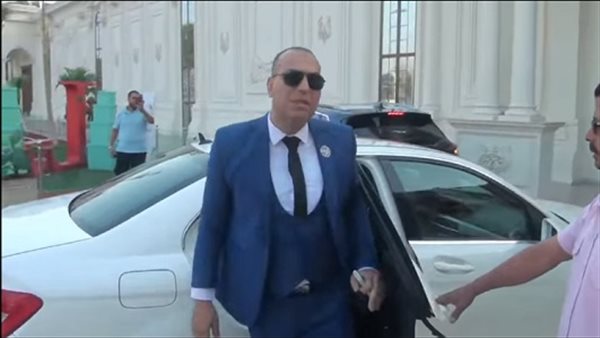 المدرس صاحب «موكب السيارات»: «استقلت منذ 4 أعوام.. وأدفع الضرائب كاملة» (فيديو)