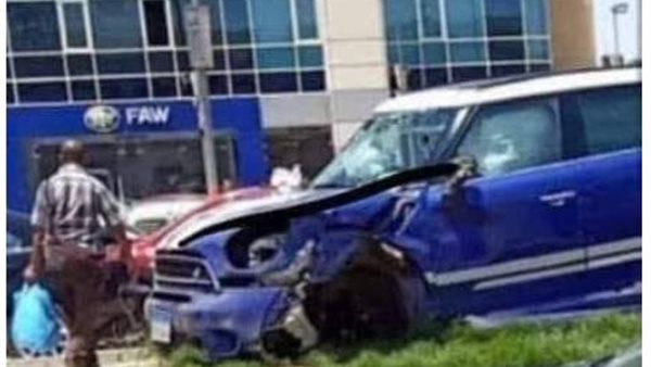 حق مينا سعد فين..فتاة التجمع المتهورة تقود سيارتها وتدهس شابا كان يسير على الرصيف (فيديو)