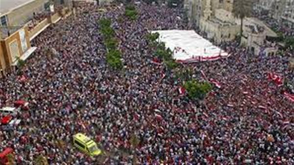 أحمد موسى يتذكر 30 يونيو: رفعت الكارت الأحمر في وجه الجماعة الظالمة على الهواء (فيديو)