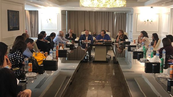 ابوالعينين خلال لقائه مع مجلس ادارة و مذيعى صدى البلد:القناة كلها مسخرة فى خدمة البلد و لن نتراجع عن رسالتنا