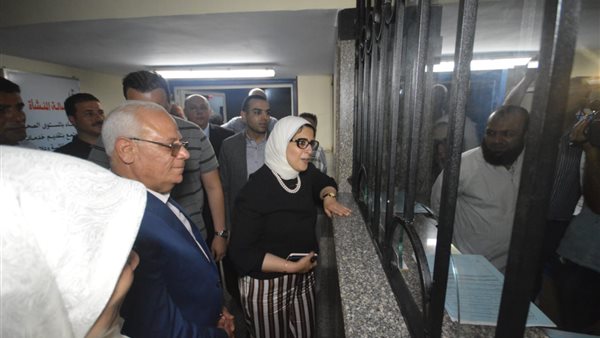 فور وصولها محافظة بورسعيد.. وزيرة الصحة تتفقد وحدة صحة العرب وتتابع تسجيل الأسر بالمنظومة الجديدة (صور)