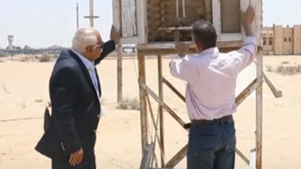 «من داخل كشك خشبي على ارتفاع مترين».. شاهد كيف يتم قياس درجات الحرارة (فيديو)