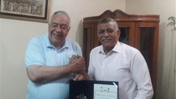 «فهيم » يمنح شهادة تقدير عالميه لمكتشف نجوم كمال الأجسام