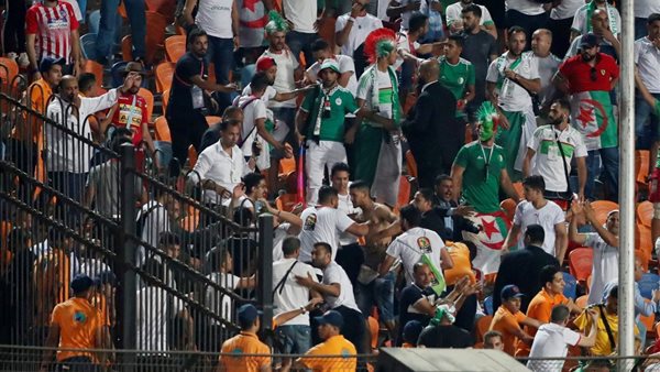 هاني حتحوت يكشف تفاصيل مشاجرة صحفيي السنغال وتونس بالأيدي داخل المدرجات (فيديو)