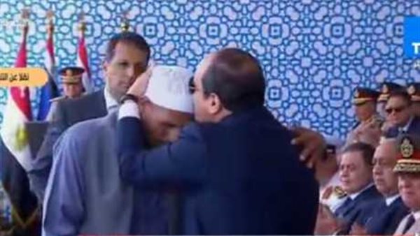 كواليس الحوار الذي دار بين الرئيس السيسي ووالد الشهيد الرقيب أحمد عبد العظيم (فيديو)