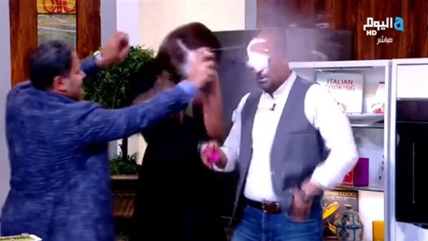 رش عليهم اسبراي.. ادوارد يفاجئ نانسي مجدي والشيف طارق بهذا الأمر المرح على الهواء (فيديو)