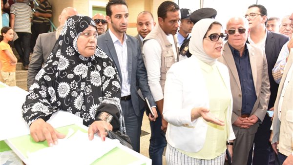 في إطار التشغيل التجريبي للتأمين الصحي الشامل ببورسعيد .. وزيرة الصحة تتفقد مستشفى السلام وتراجع دورة المرضى بالعيادات الخارجية