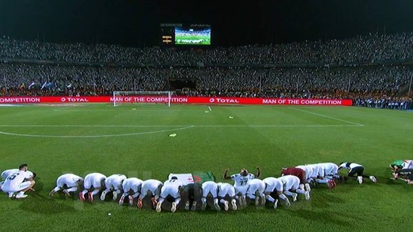 تعليق قوي من تامر بدوي على مشهد سجود لاعبي الجزائر بعد الفوز بأمم إفريقيا (فيديو)