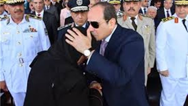 والدة البطل عمر القاضي: «كنت عارفة إنه هيستشهد.. والرئيس قال لي أنتِ فوق راسنا» (فيديو)