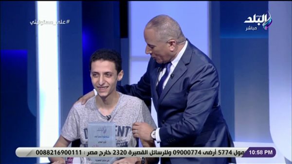 أحمد موسى يكرم طلاب الثانوية العامة ويقبل رؤوسهم على الهواء(فيديو)