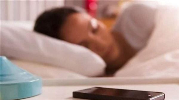 خبير معلومات يحذر من اصطحاب المحمول لغرفة النوم: «يجب تغطية الكاميرا» (فيديو)