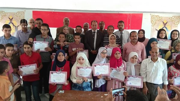 بحضور عبدالودود.. ادارة الصف تكرم أوائل الشهادة الاعدادية على مستوى الجيزة(صور)
