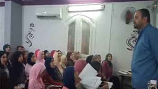 مدرس لغة عربية يتبع سلوكاً غريباً في تعليم التلاميذ الإعراب (فيديو)