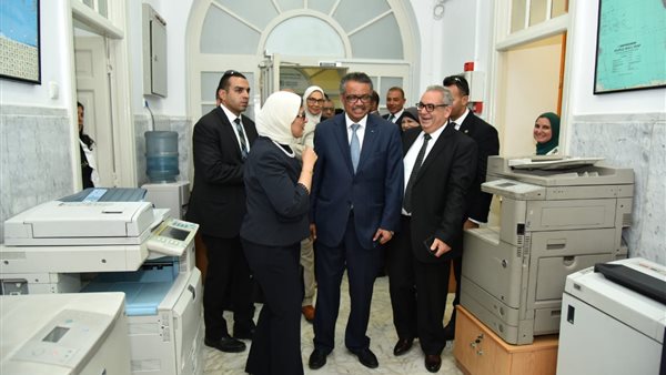 في اليوم الثاني لزيارته لمصر..مدير منظمة الصحة العالمية يرافق وزيرة الصحة في زيارة تفقدية لغرفة ١٠٠ مليون صحة (صور)