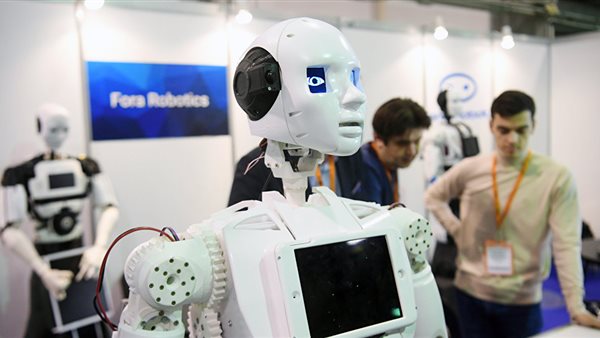 أحمد موسى: «الموظفون أقل من فرص العمل باليابان.. والإنسان الآلي البديل» (فيديو)