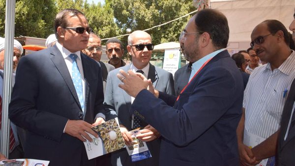 رئيس جامعة سوهاج يفتتح معرض أجري-تك الزراعي بمقر الجامعة (صور)