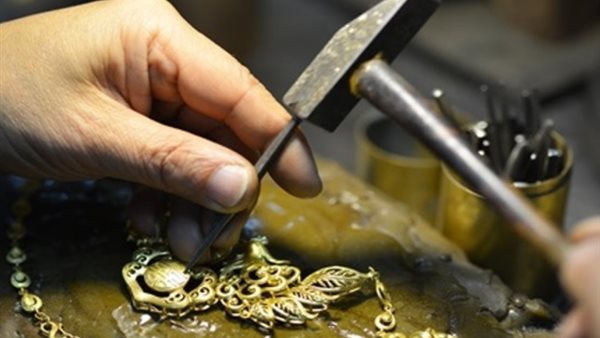 «راتب يصل لـ 15 ألف جنيه بعد التخرج».. تفاصيل افتتاح أول مدرسة لتعليم صناعة الذهب (فيديو)