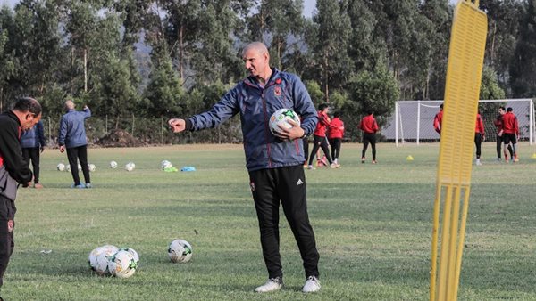 طارق سليمان يبكي على الهواء ويكشف تفاصيل رحليه عن الأهلي (فيديو)