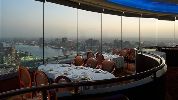العشاء في أعلى مطاعم القاهرة.. حكاية المطعم الدوار الأعلى من نوعه بأفريقيا (صور)