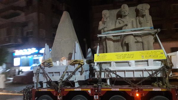 نقل 4 قطع أثرية ضخمة من المتحف المصري للمتحف المصري الكبير (صور)