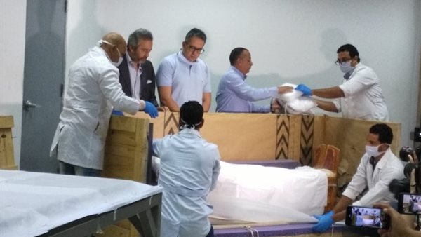 وزير الاثار يفك تابوتي سينجين وزوجته بمتحف الحضارة (صور)