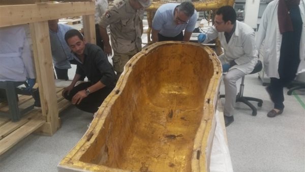 وزير الاثار يتفقد أعمال الترميم الخاصة بالملك الذهبى بالمتحف الكبير(صور)