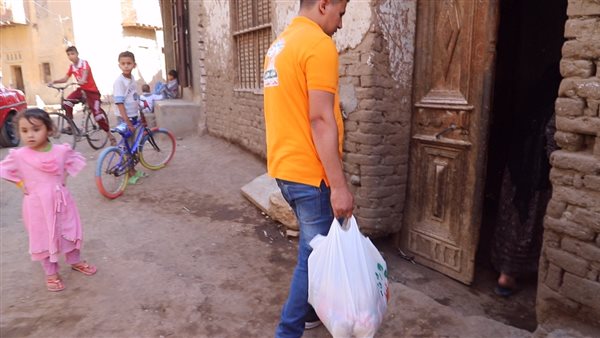 “أصدقاء الخير” تنتهى من تسليم المساعدات للأسر المحتاجة بمناسبة بدء العام الدراسى الجديد (صور)