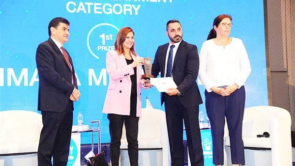 فادى صليبى يتسلم جائزة الوعى حول الطاقة